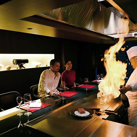 The Gate Hotel Tokyo By Hulic Exteriör bild A chef cooking with a flaming torch