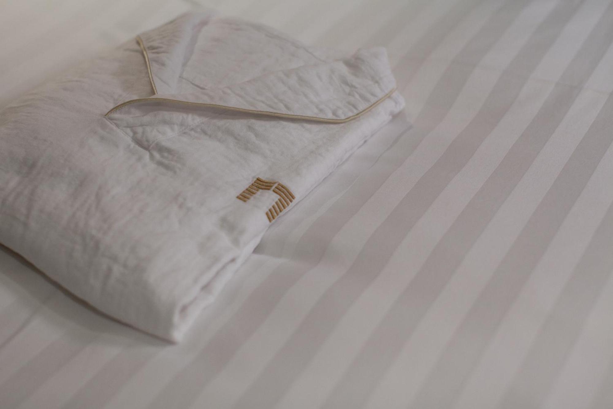 The Gate Hotel Tokyo By Hulic Exteriör bild A folded bathrobe