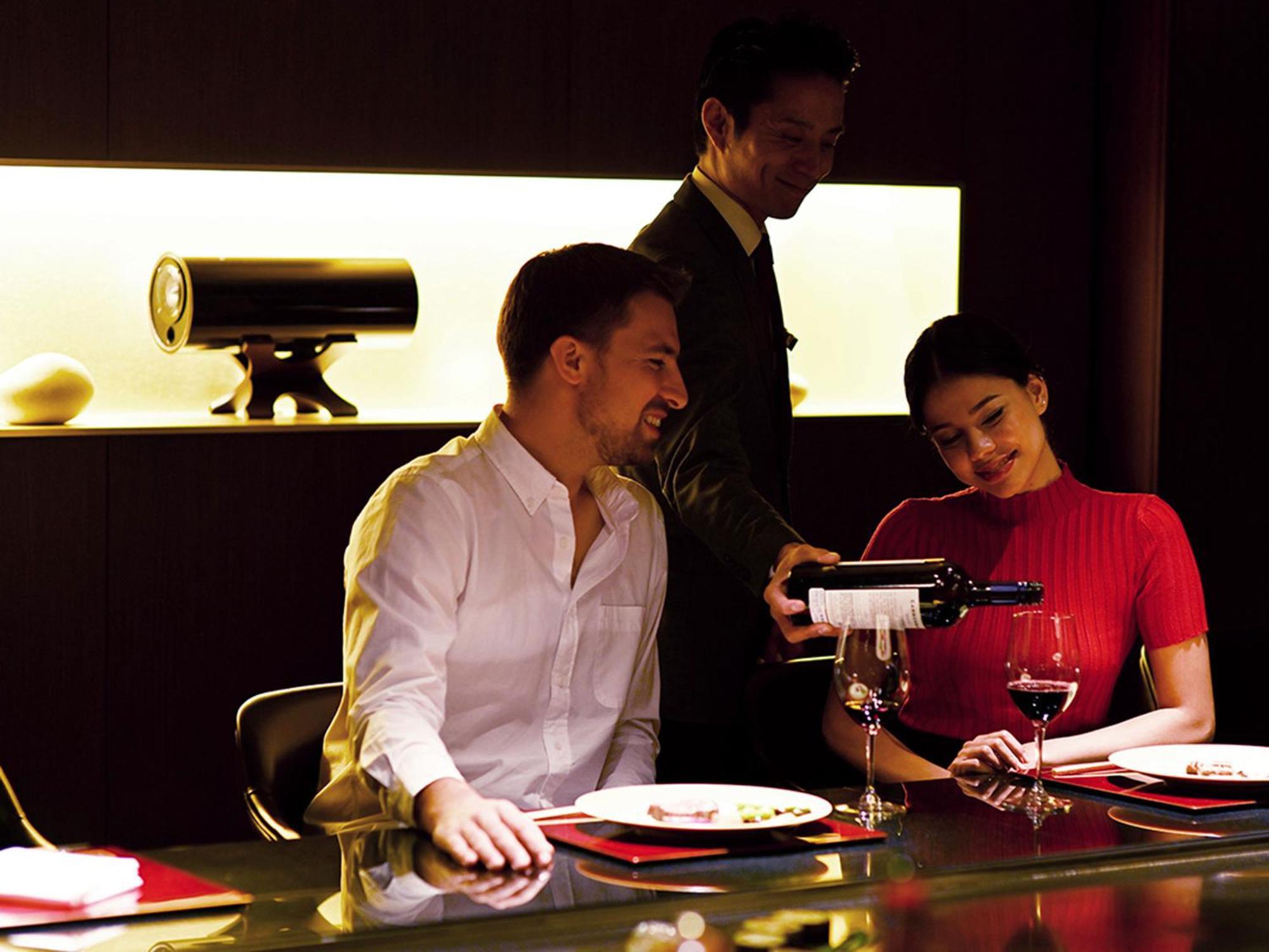 The Gate Hotel Tokyo By Hulic Exteriör bild A butler serving wine at a restaurant